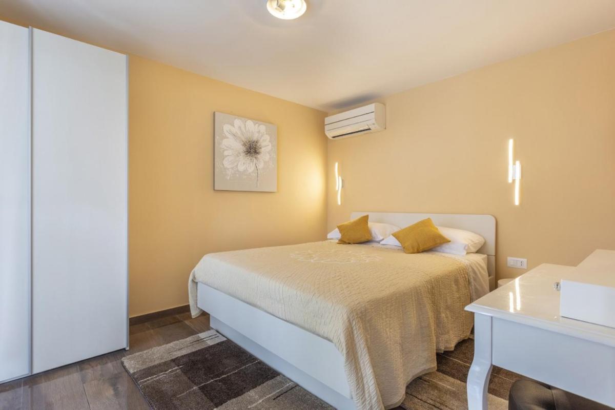 Villa Vita In Porec - Haus Fuer 6-8 Personen Kaštelir Eksteriør bilde